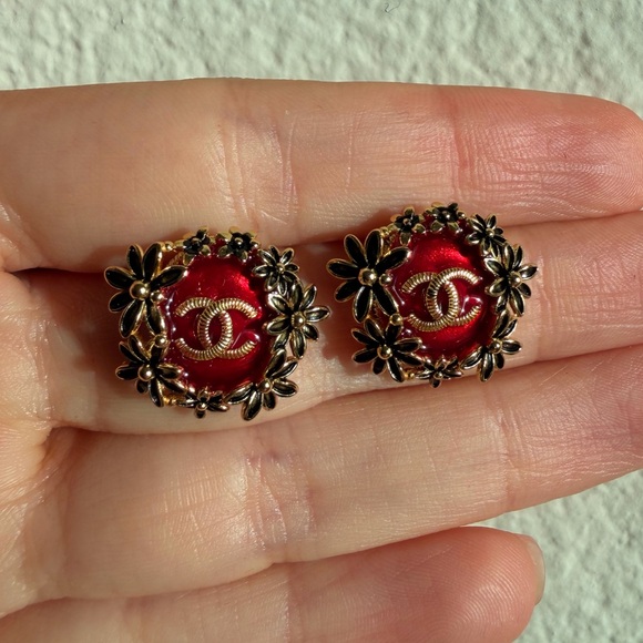 ❤️🍁✨Vintage Chanel Red Enamel Floral Logo Stud Earrings✨